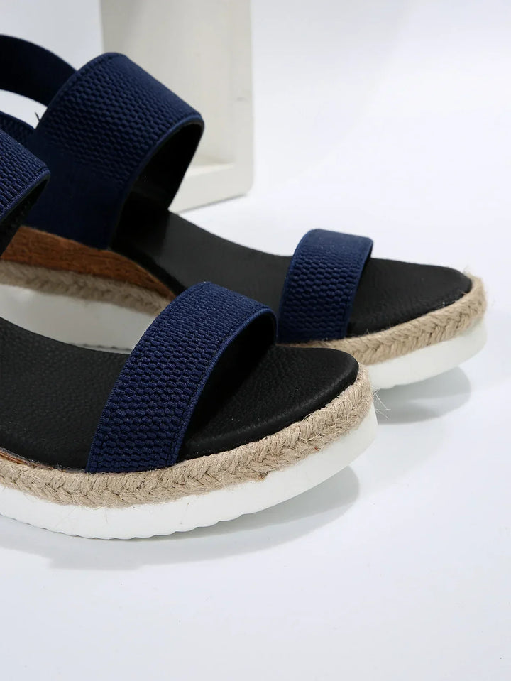 Sommerliche Damen Espadrille-Sandalen mit Doppelriemen, vielseitig kombinierbar für entspannte Tage oder Stadtbummel.