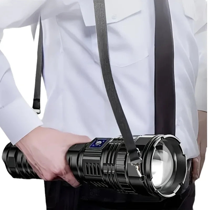 Leistungsstarke 10000 Lumen LED-Taschenlampe, wiederaufladbar, robustes Design für Outdoor & Notfall.