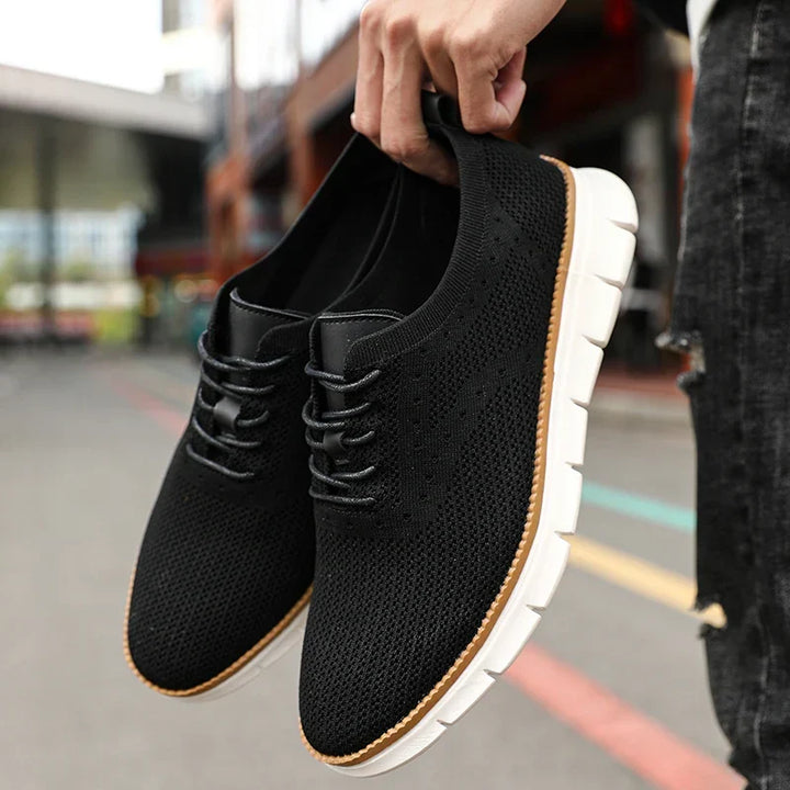 Mann trägt ultraleichte Herren Strick Sneaker: Bequemer Freizeitschuh, ideal für sportliche Aktivitäten & den Alltag.