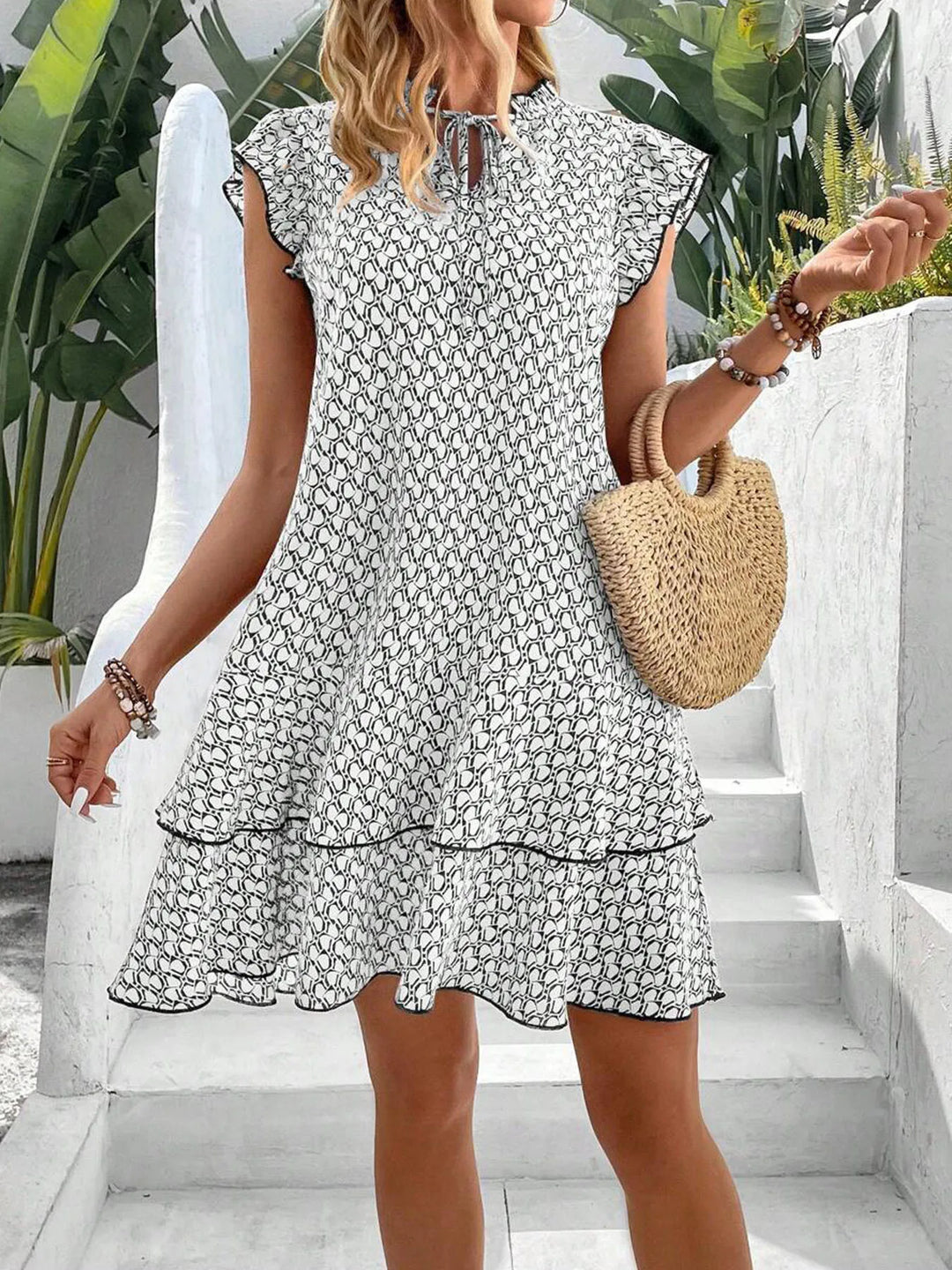 Bequemes Damen Volantkleid kurzarm, Minikleid mit eleganten Stufen. Luftiges Freizeitkleid perfekt für warme Tage.