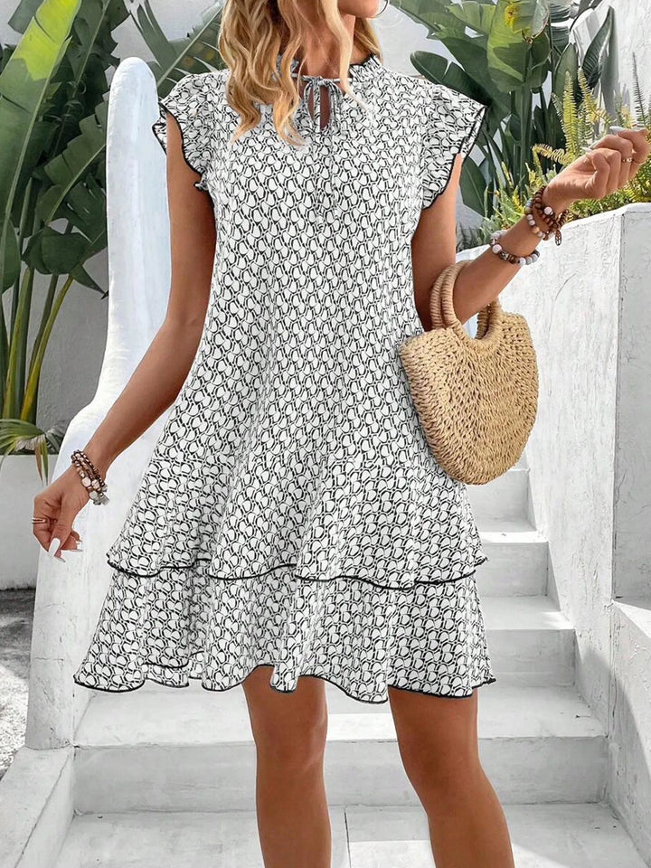 Bequemes Damen Volantkleid kurzarm, Minikleid mit eleganten Stufen. Luftiges Freizeitkleid perfekt für warme Tage.