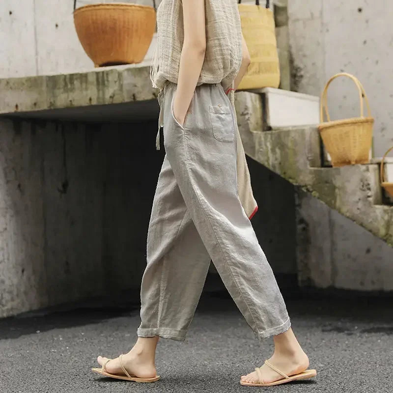 Weiße Damen Relaxed Fit Freizeithose mit elastischem Bund und Kordelzug, locker und bequem für Alltag & Sommer.