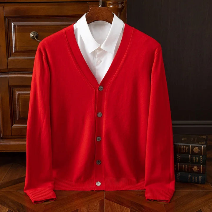 Feiner Herren Strickcardigan mit V-Ausschnitt, durchgehende Knopfleiste, ideal für den Alltag.