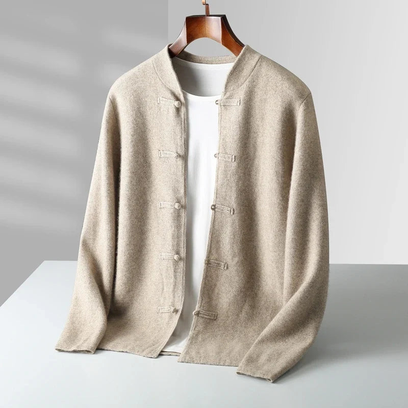 Herren Rundhals-Strickjacke mit stilvollem Knebelverschluss. Perfekt für elegante Herbst- & Winter-Herrenmode.