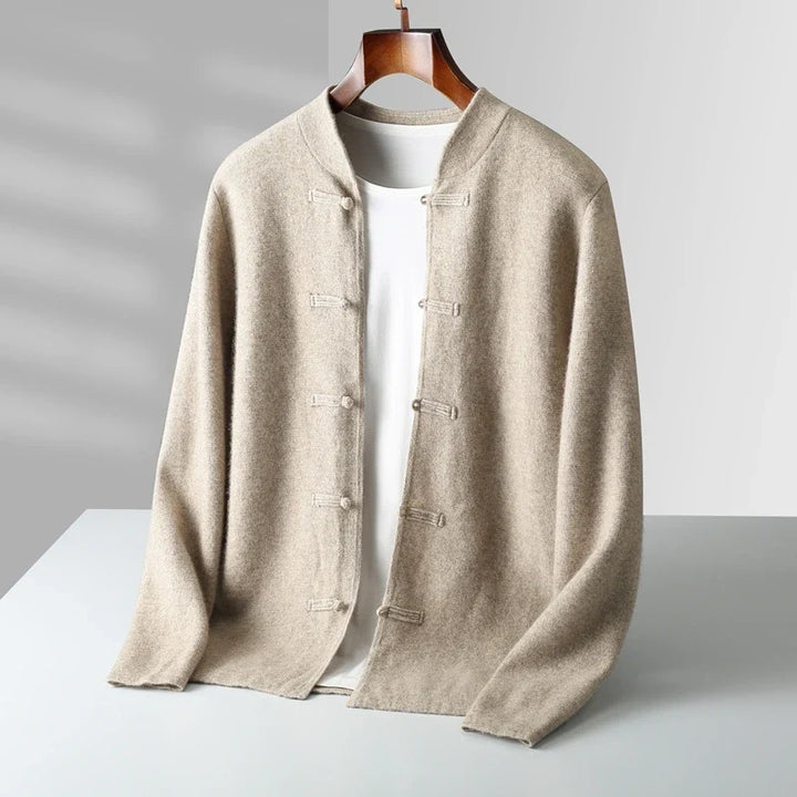 Herren Rundhals-Strickjacke mit stilvollem Knebelverschluss. Perfekt für elegante Herbst- & Winter-Herrenmode.