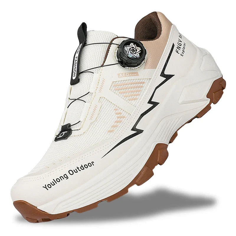 Nahaufnahme des innovativen Drehverschlusses an robusten Herren Outdoor Wanderschuhen für optimalen Halt.