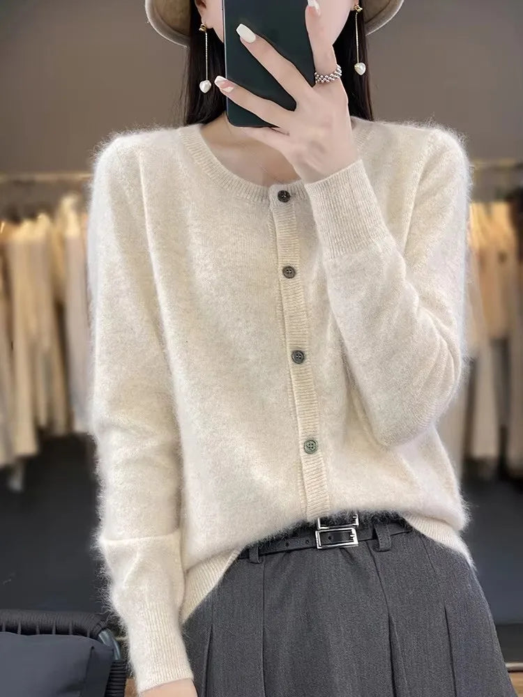 Eleganter Damenpullover für den Herbst. Bequemer, lockerer Rundhals mit stilvoller Knopfleiste.
