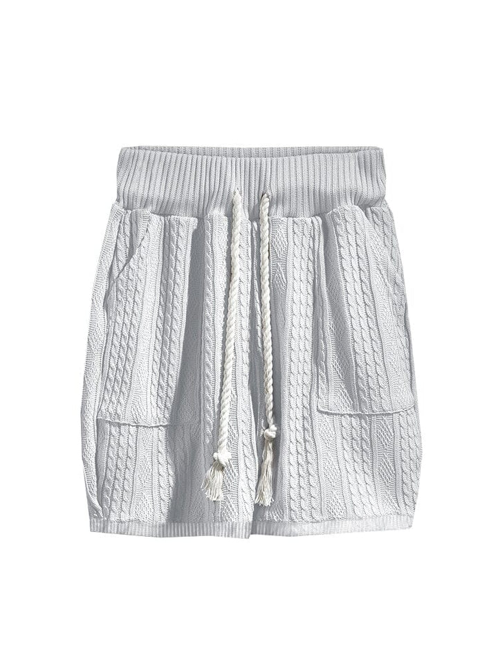 Gefaltetes Herren Sommer Set: Zweiteiler mit V-Ausschnitt T-Shirt & Shorts. Bereit für warme Sommertage.