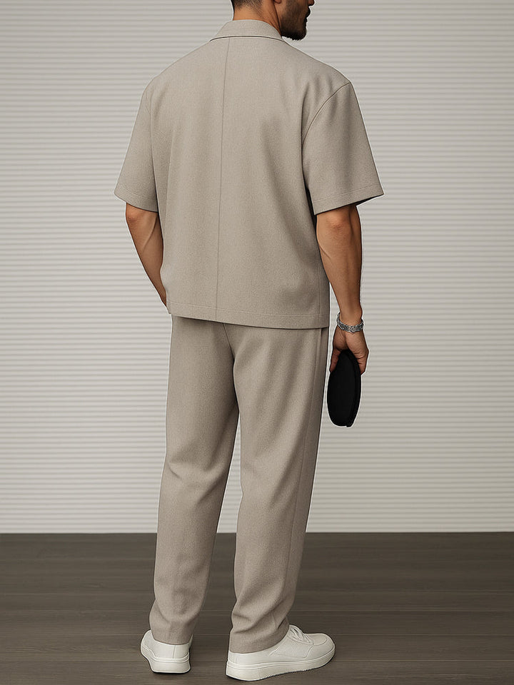 Moderner Herren Zweiteiler: Eleganter Blazer & bequeme Hose. Ideal als Reise-Outfit oder Business Casual Set.