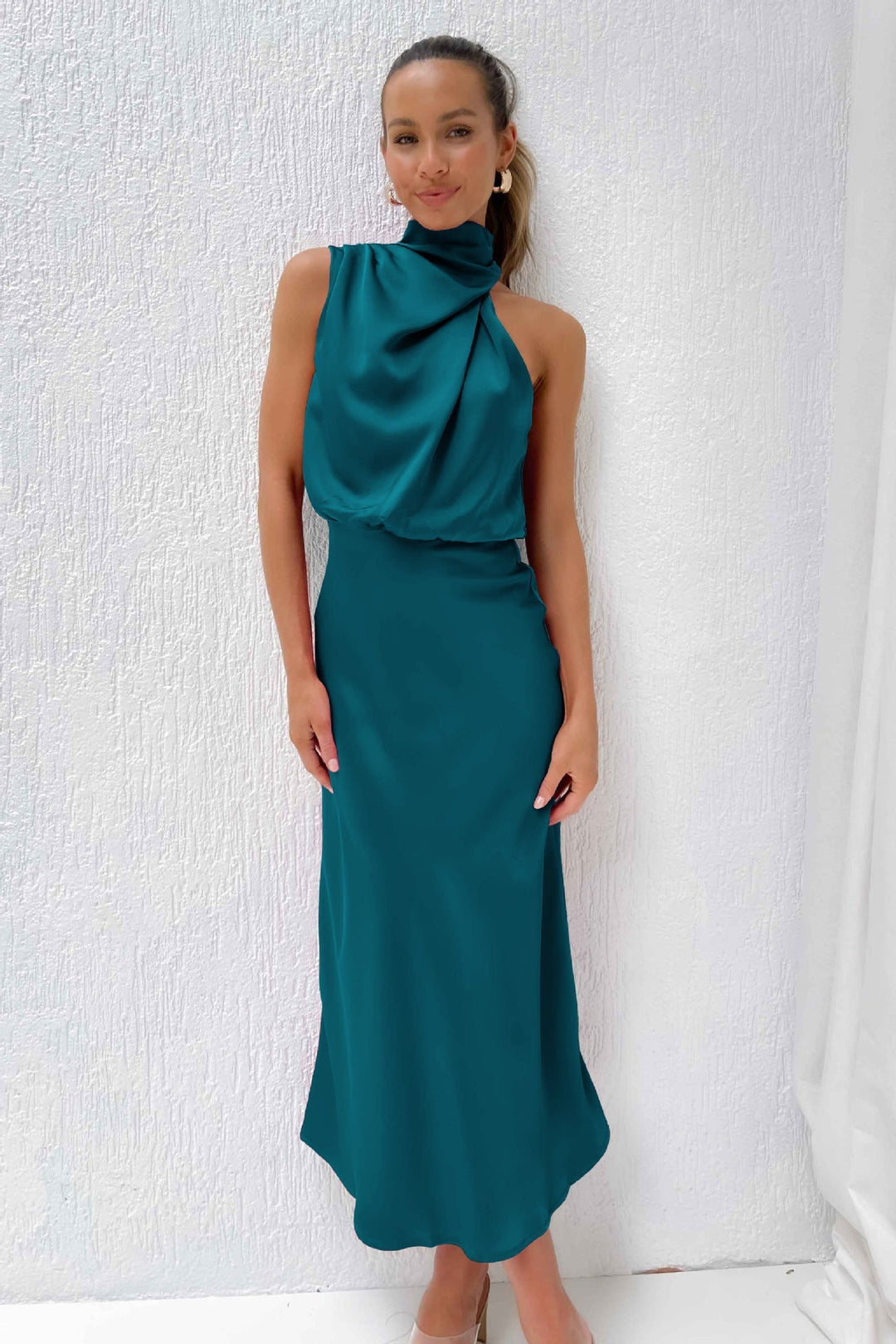 Stilvolles Damen Halterneck Maxikleid, perfektes Partykleid und festliches Abendkleid für besondere Events.