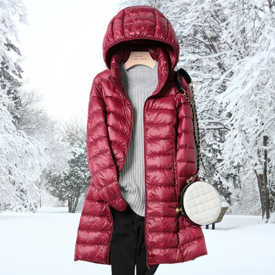 Modische Damen-Thermo-Steppjacke mit Kapuze, packbar und wärmend.