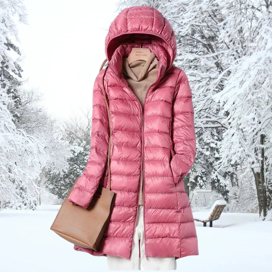 Sportliche Damen-Thermojacke mit Kapuze, ultraleicht und wasserabweisend. Ideal für Freizeit.