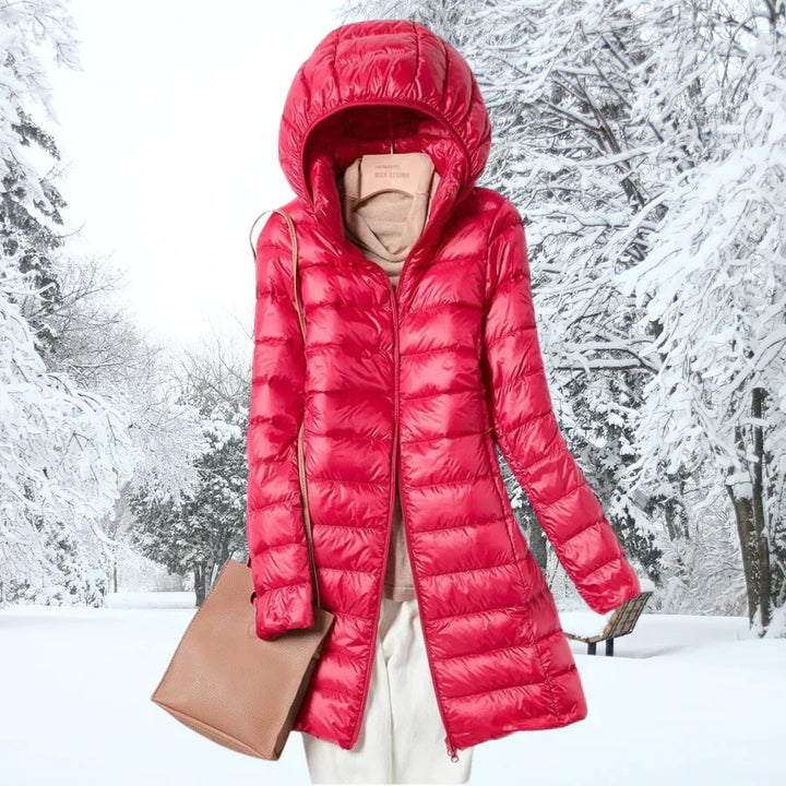 Elegante Damen-Steppjacke mit Kapuze, wärmend & packbar. Perfekt für Herbst und Winter.