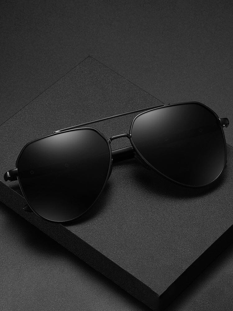 Runde Herrensonnenbrille, polarisiert, mit modernem Metallrahmen für optimalen UV-Schutz.