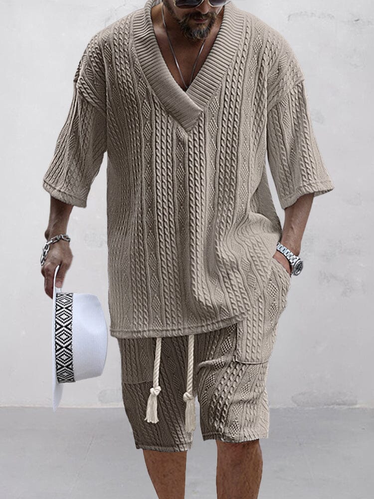 Stylischer Herren Zweiteiler: V-Ausschnitt T-Shirt & Shorts. Ideal als Loungewear, für Freizeit oder Strand Set.