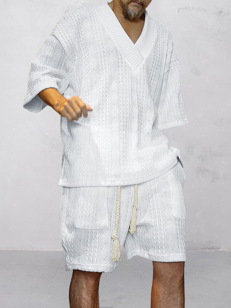 Rückansicht des Herren Sommer Zweiteilers: lässiges V-Ausschnitt T-Shirt und bequeme Shorts. Perfekte Loungewear.