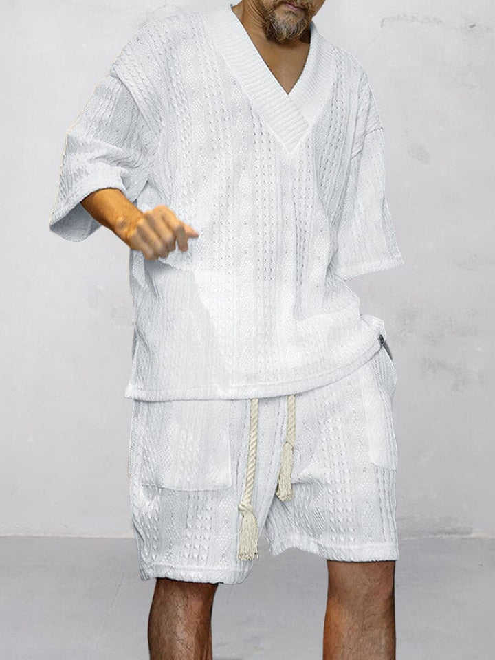 Rückansicht des Herren Sommer Zweiteilers: lässiges V-Ausschnitt T-Shirt und bequeme Shorts. Perfekte Loungewear.