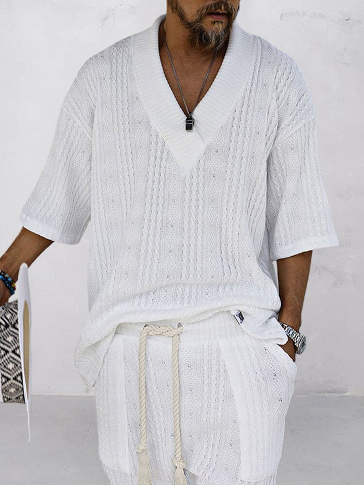 Entspannter Herren Sommer Look: Zweiteiler mit V-Ausschnitt T-Shirt & Shorts. Ideal für heiße Tage & Urlaub.