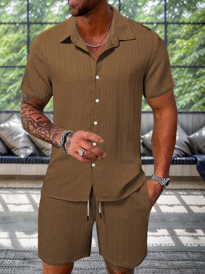 Herren Urlaub Set: Leichter und atmungsaktiver Zweiteiler mit strukturiertem Hemd & Shorts. Perfekt für Reisen.