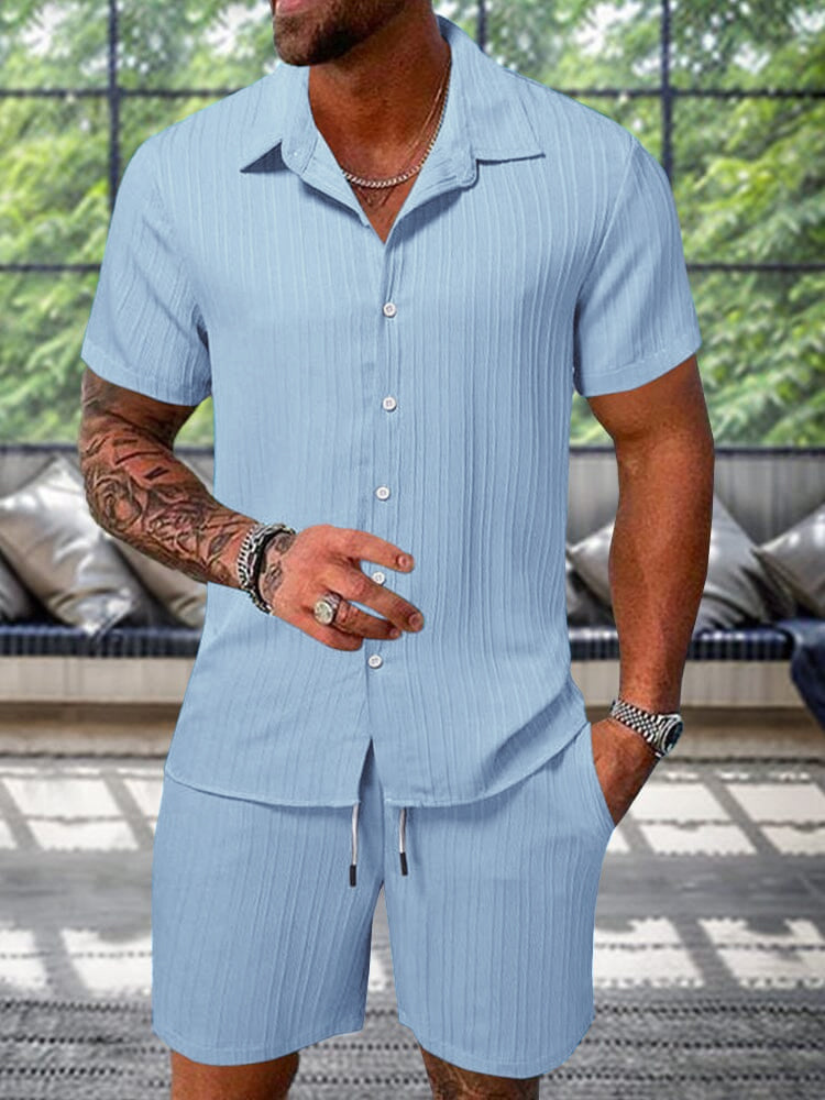 Männer Freizeit Outfit: Lässiges Set mit strukturiertem Hemd & Shorts. Perfekt für Strand & Entspannung.