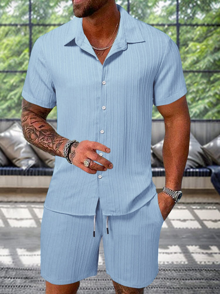 Männer Freizeit Outfit: Lässiges Set mit strukturiertem Hemd & Shorts. Perfekt für Strand & Entspannung.