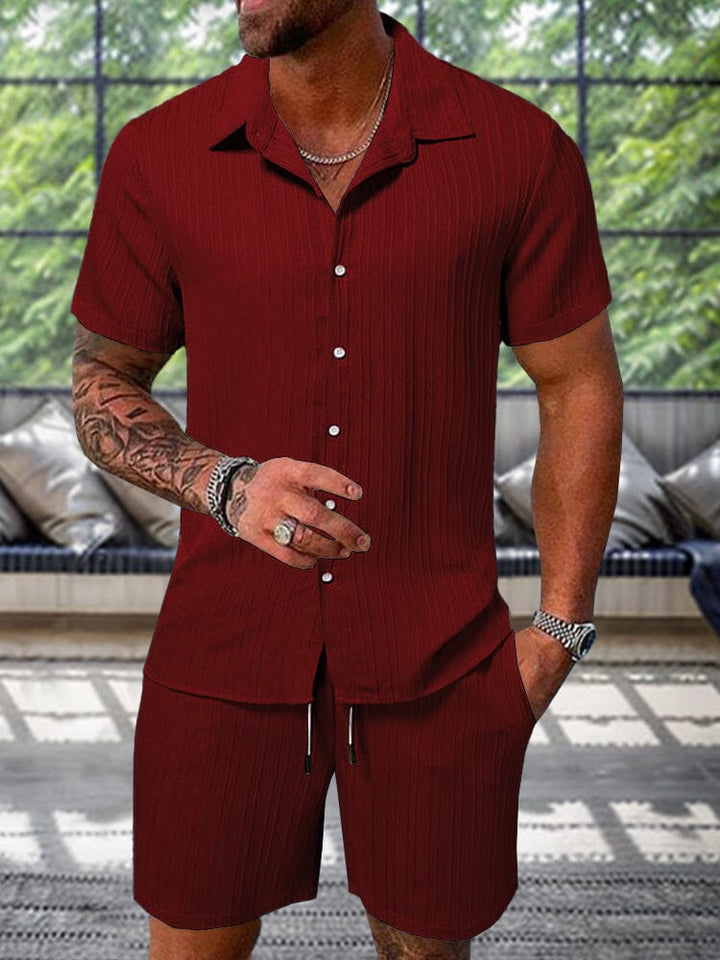 Modisches Herren Set: Strukturiertes Hemd mit kurzen Ärmeln und passende Shorts für einen lässigen Look.