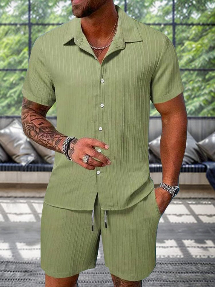 Komfortables Herren Set: Strukturiertes Hemd & passende Shorts für ultimativen Sommer-Freizeitlook.