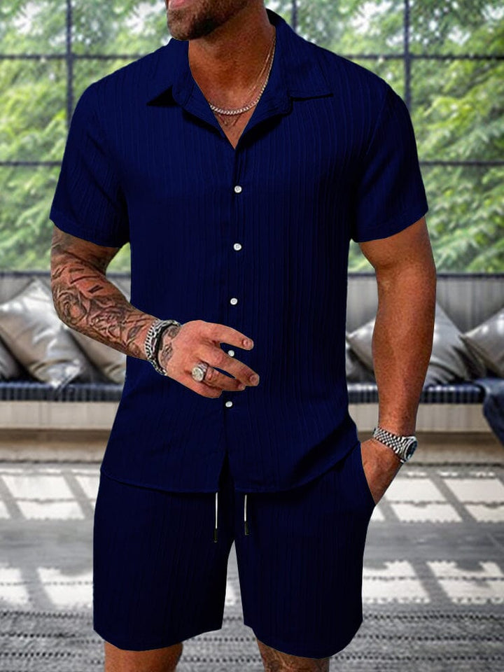 Komplettes Herren Sommer Outfit: Strukturiertes Hemd und Shorts für maximalen Komfort und Stil in der Freizeit.