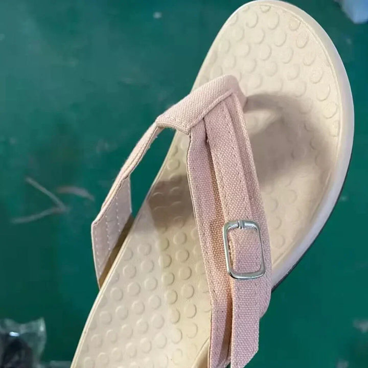 Modische Damensandalen mit orthopädischem EVA-Fußbett für unbeschwerten Sommer-Gehkomfort.