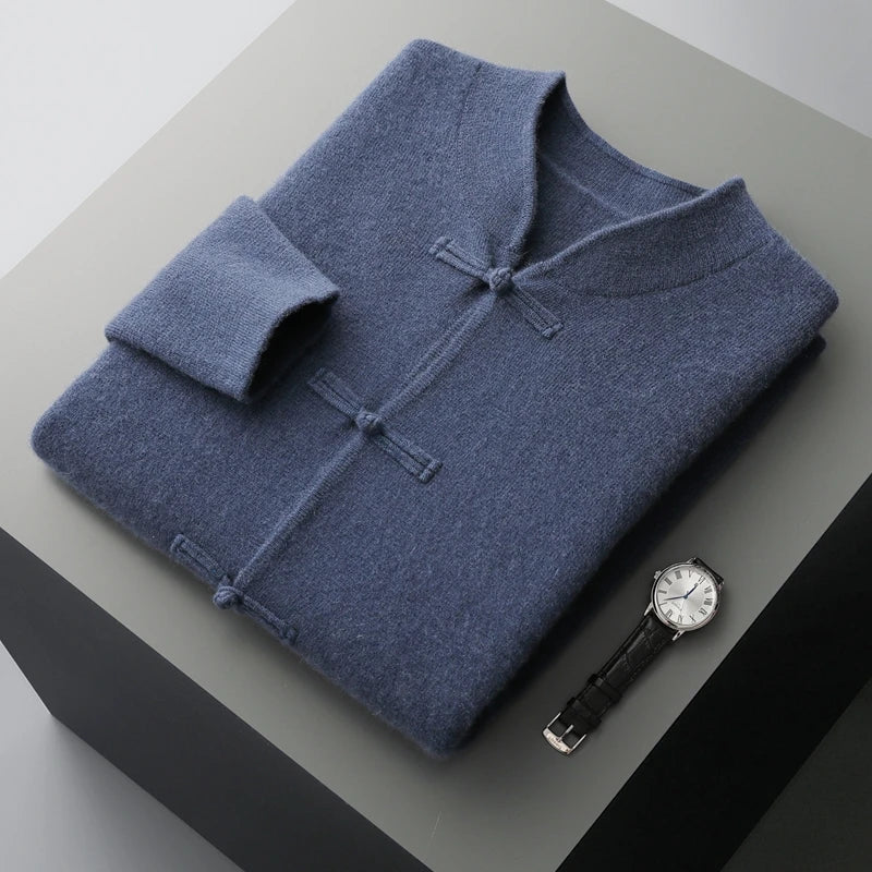Herren-Strickjacke mit Knebelverschluss und Rundhals, kombiniert mit Hemd. Perfekt für elegante Herbstmode.