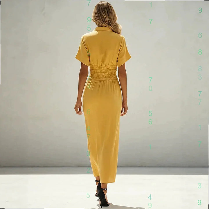 Grünes Damen Maxikleid im Hemdblusen-Stil mit Seitenschlitz & Raffung. Bequemes Sommerkleid für Freizeit & Alltag.
