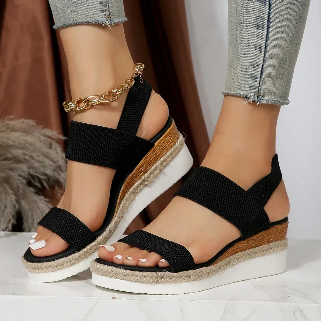 Nahaufnahme: Modische Damen Espadrille-Sandalen mit Doppelriemen, geflochtener Bastsohle & weichem Obermaterial.
