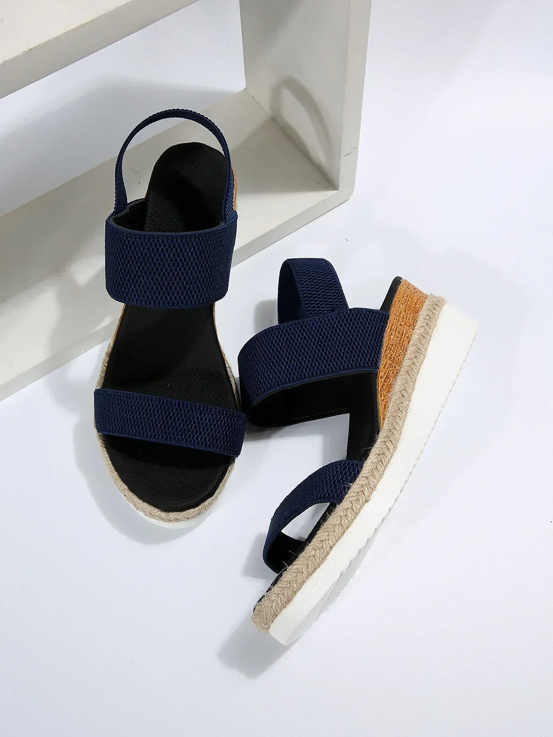 Bequeme Slip-On Damen Espadrille-Sandalen mit breiten Doppelriemen, leichter Plateau-Sohle für hohen Tragekomfort.