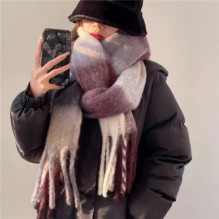 Lässiger, warmer Schal, unisex, mit buntem Karomuster aus kuscheligem Flauschstoff; extra lang für vielseitiges Styling.