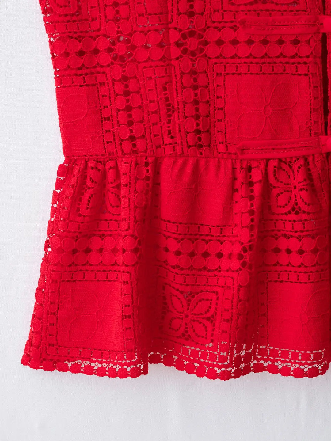 Rote Damenbluse aus Spitze, ärmellos, mit stilvoller Schleife. Ideal für elegante Sommerabende.