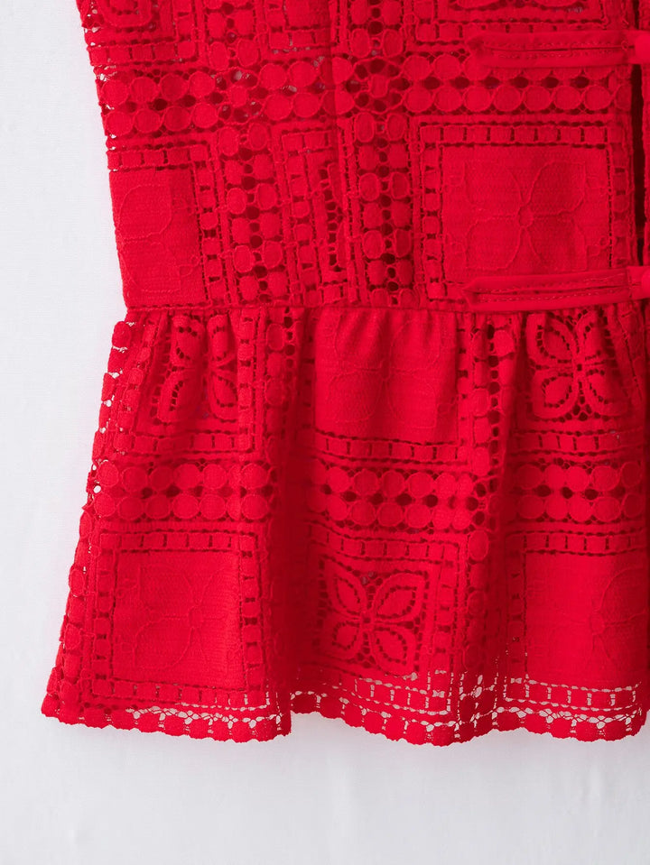 Rote Damenbluse aus Spitze, ärmellos, mit stilvoller Schleife. Ideal für elegante Sommerabende.