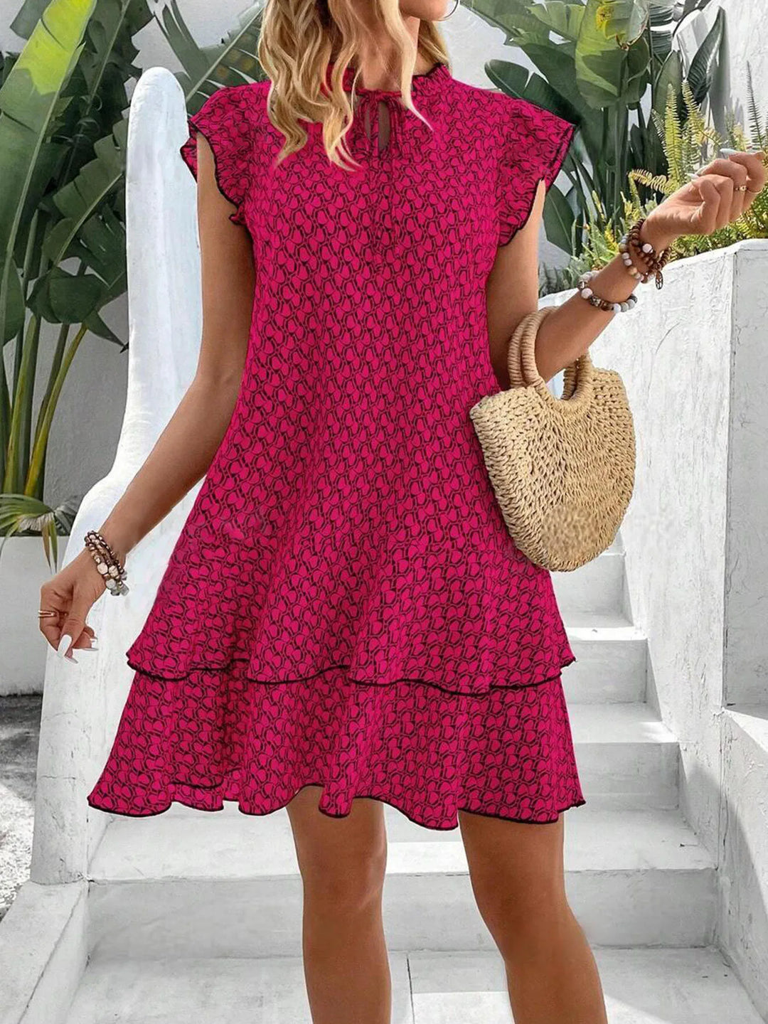 Leichtes, feminines Damen Sommerkleid mit Stufenvolants. Lockeres Kurzarm Minikleid ideal für Freizeit & Urlaub.