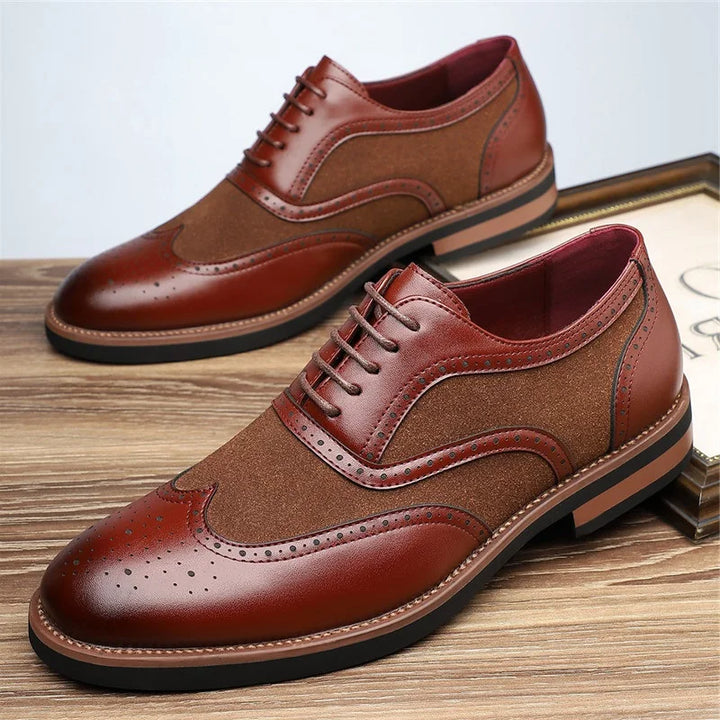Seitliche Ansicht der stilvollen zweifarbigen Herren Oxford Brogues, ideale Business-Schnürschuhe für formelle Anlässe.