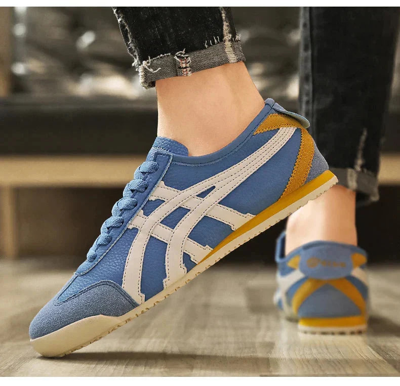 Detailaufnahme eines geometrischen Sommer-Sneakers; zeigt das moderne Muster und die leichte Sohle.
