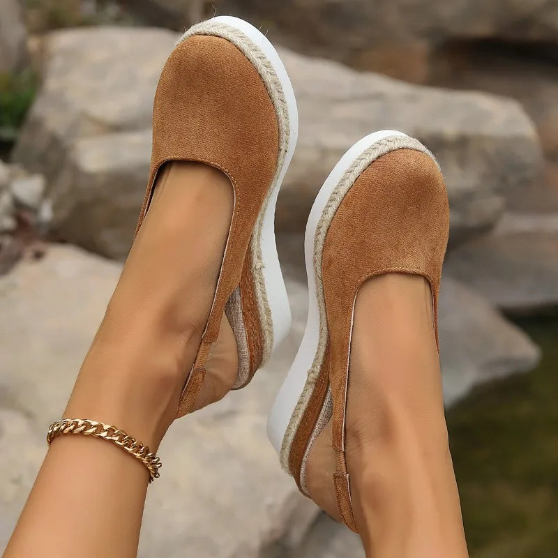 Damen Slipper in Schwarz, bequeme Slip-On Freizeitschuhe für Alltag & Sommer. Vielseitige Damenschuhe.