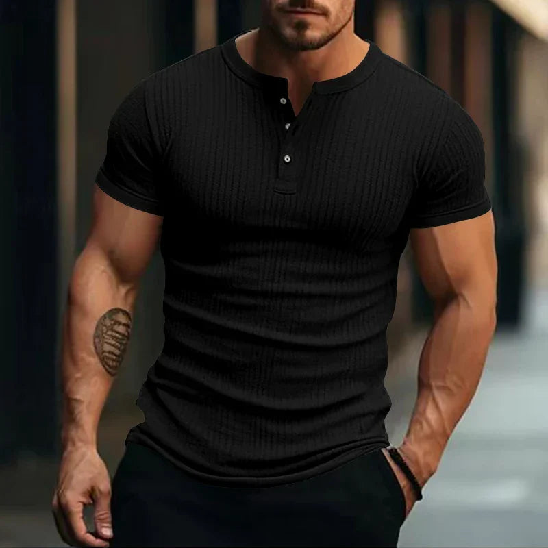 Zeitloses Herren Henley Kurzarm-T-Shirt mit Strukturmuster, ideal für Freizeit & einen modernen Look.
