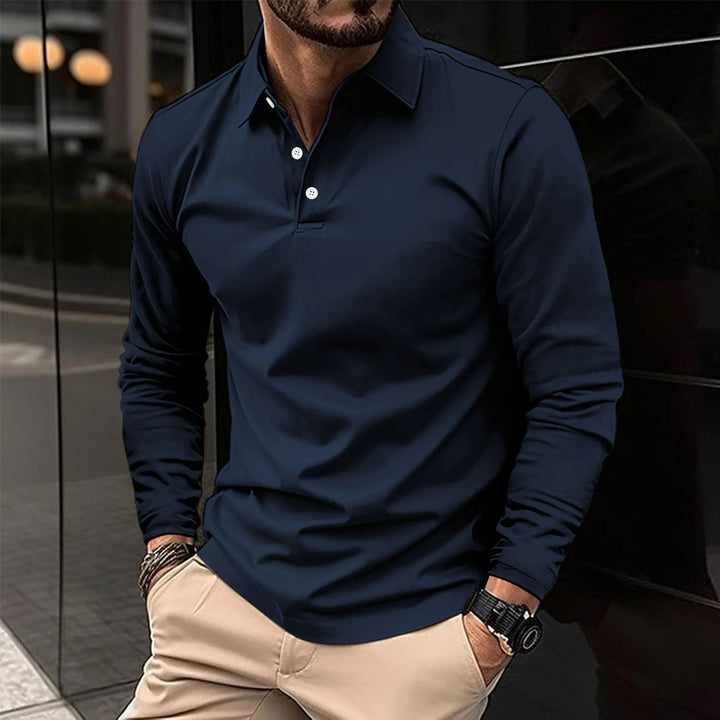 Detailaufnahme: Stilvolles Herren Langarm-Polohemd mit klassischem Poloshirt-Kragen und bequemer Passform.