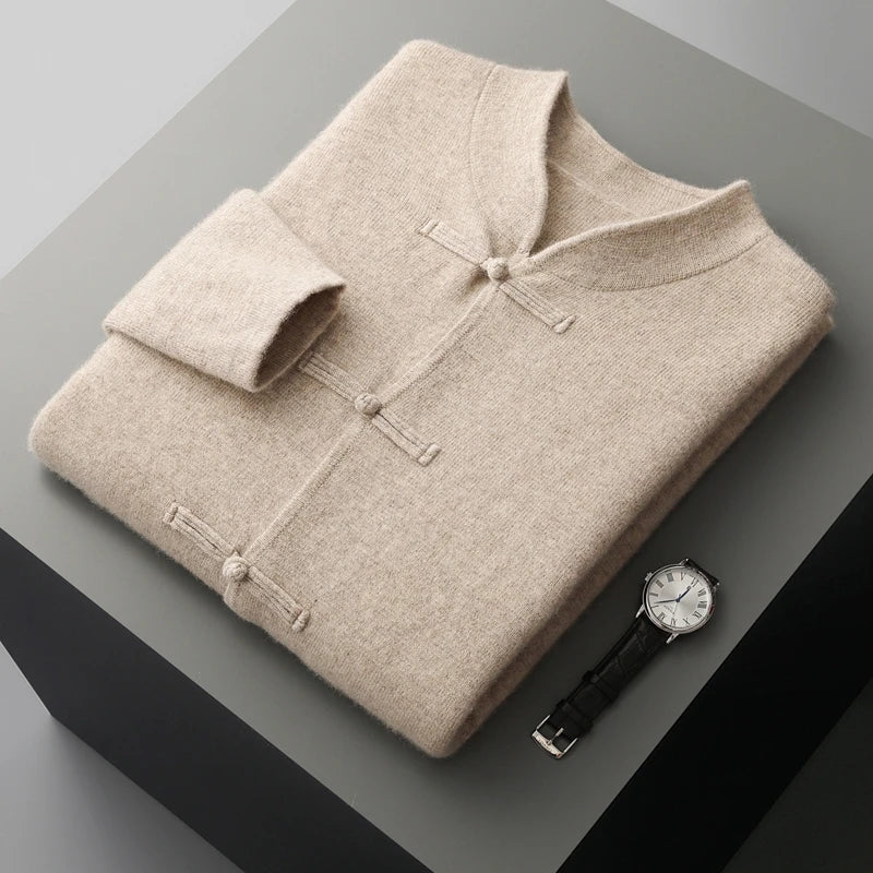 Rückenansicht der Herren-Strickjacke mit Rundhals. Stilvolle und warme Oberbekleidung für Herbst & Winter.