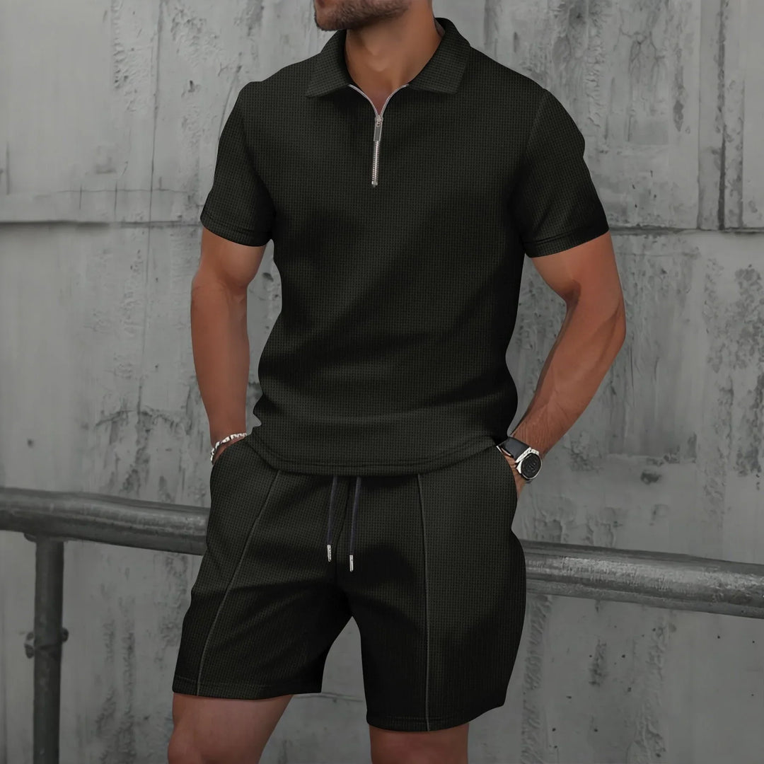 Strukturiertes Herren Polo Set in Hellbraun, Zweiteiler mit Shorts für Sommer Freizeit & Urlaub.