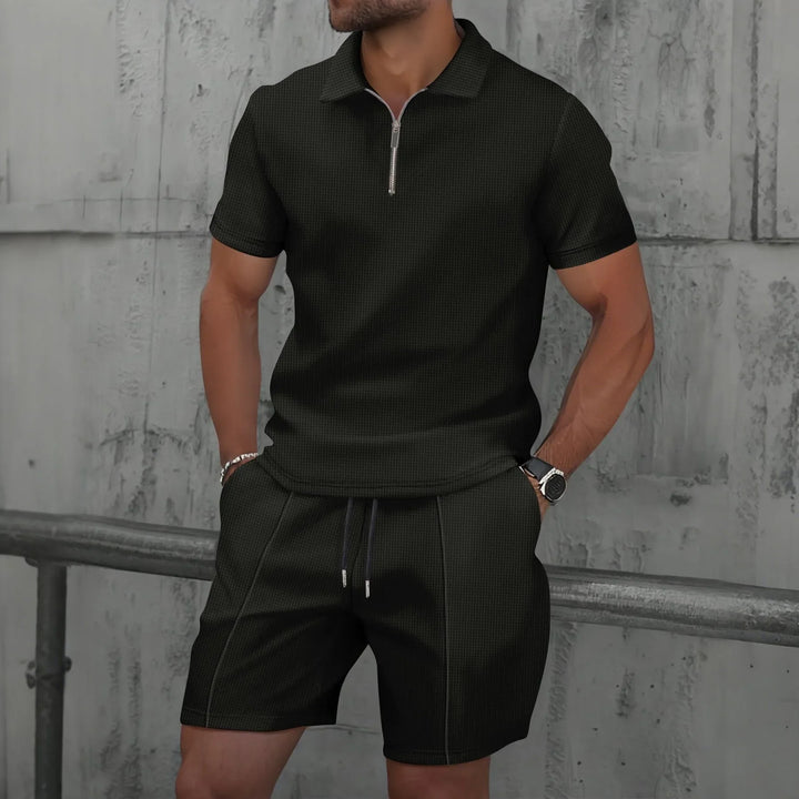 Strukturiertes Herren Polo Set in Hellbraun, Zweiteiler mit Shorts für Sommer Freizeit & Urlaub.