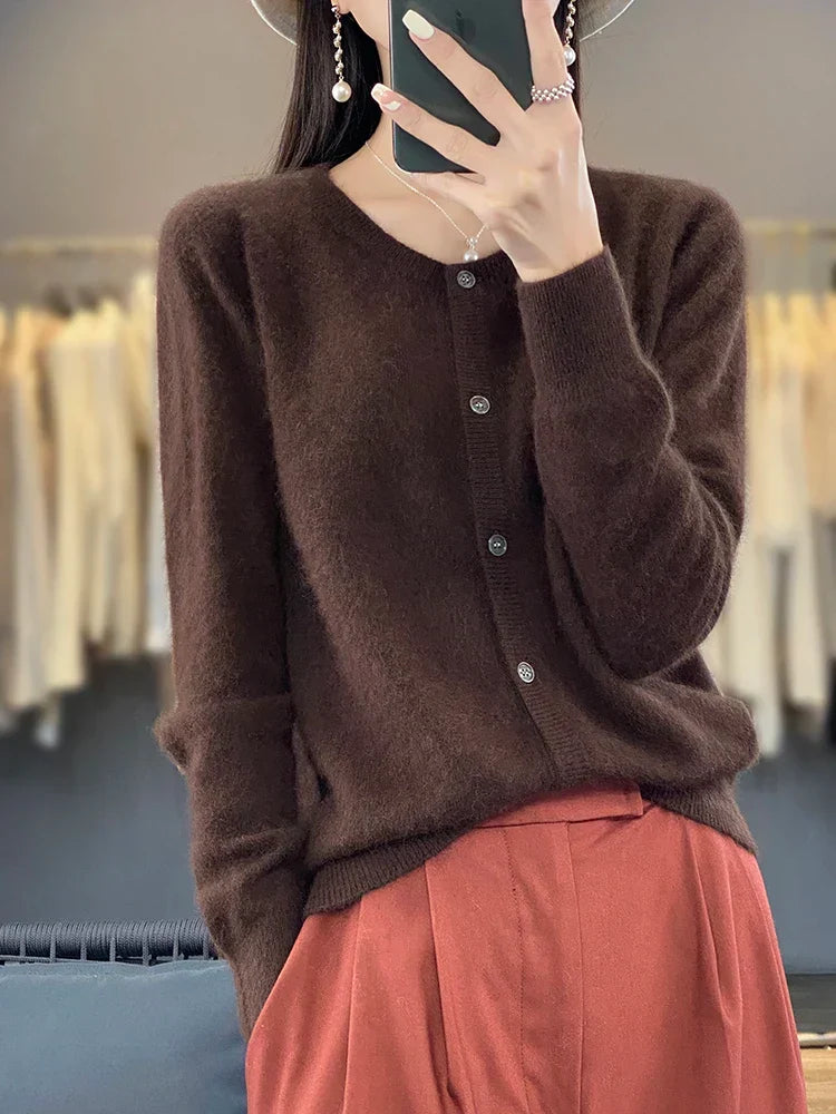 Rückenansicht: Modischer Damenpullover. Bequemer Schnitt mit Rundhals. Perfekt für Herbstmode.