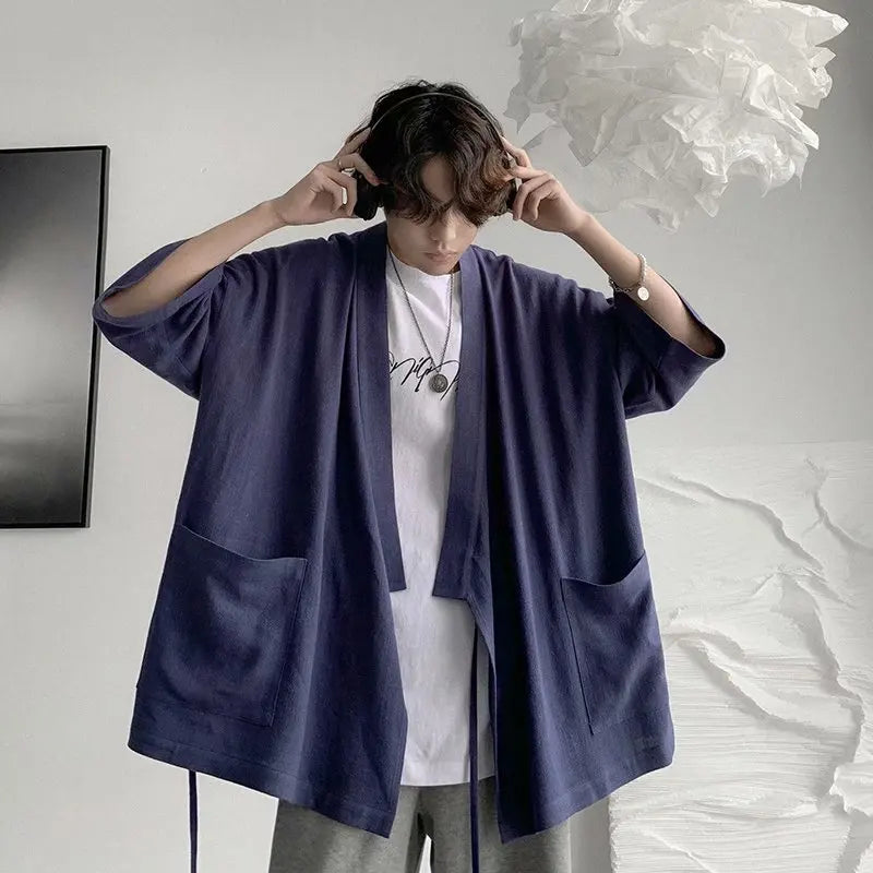 Vielseitiger Herren Kimono Cardigan in Marineblau, ideal für einen Casual Look oder stilvolle Anlässe.