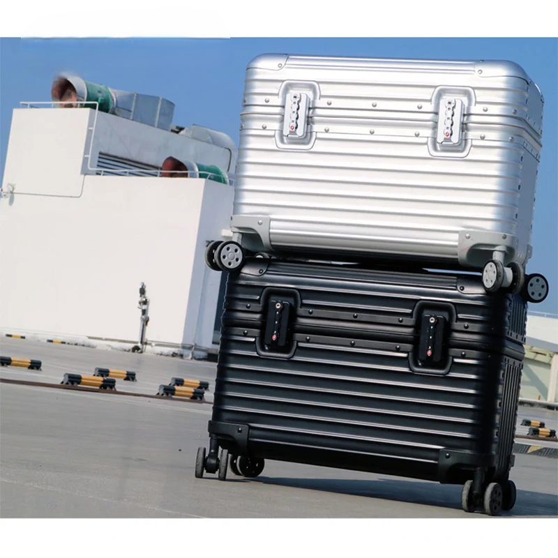 Robuster Aluminium-Magnesium Hartschalenkoffer Monaco für sicheres Reisen; silberner Reise-Trolley mit 360°-Rollen.