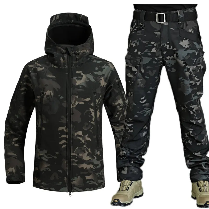 Mann trägt robustes Herren Outdoor-Set (Jacke & Hose) beim Wandern. Perfekt für Abenteuer & Freizeit bei jedem Wetter.