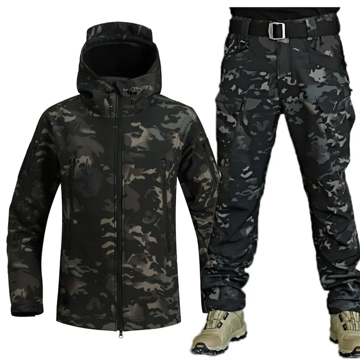 Mann trägt robustes Herren Outdoor-Set (Jacke & Hose) beim Wandern. Perfekt für Abenteuer & Freizeit bei jedem Wetter.